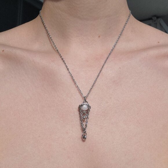 Antique style white pearl long chainmaille necklace with a small silver chain - Picture 2 of 8